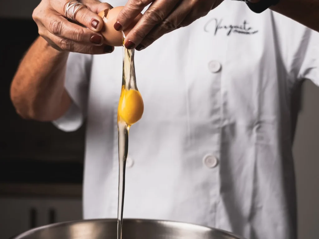 Equipo de Varguita Cheesecake elaborando tartas en Tenerife