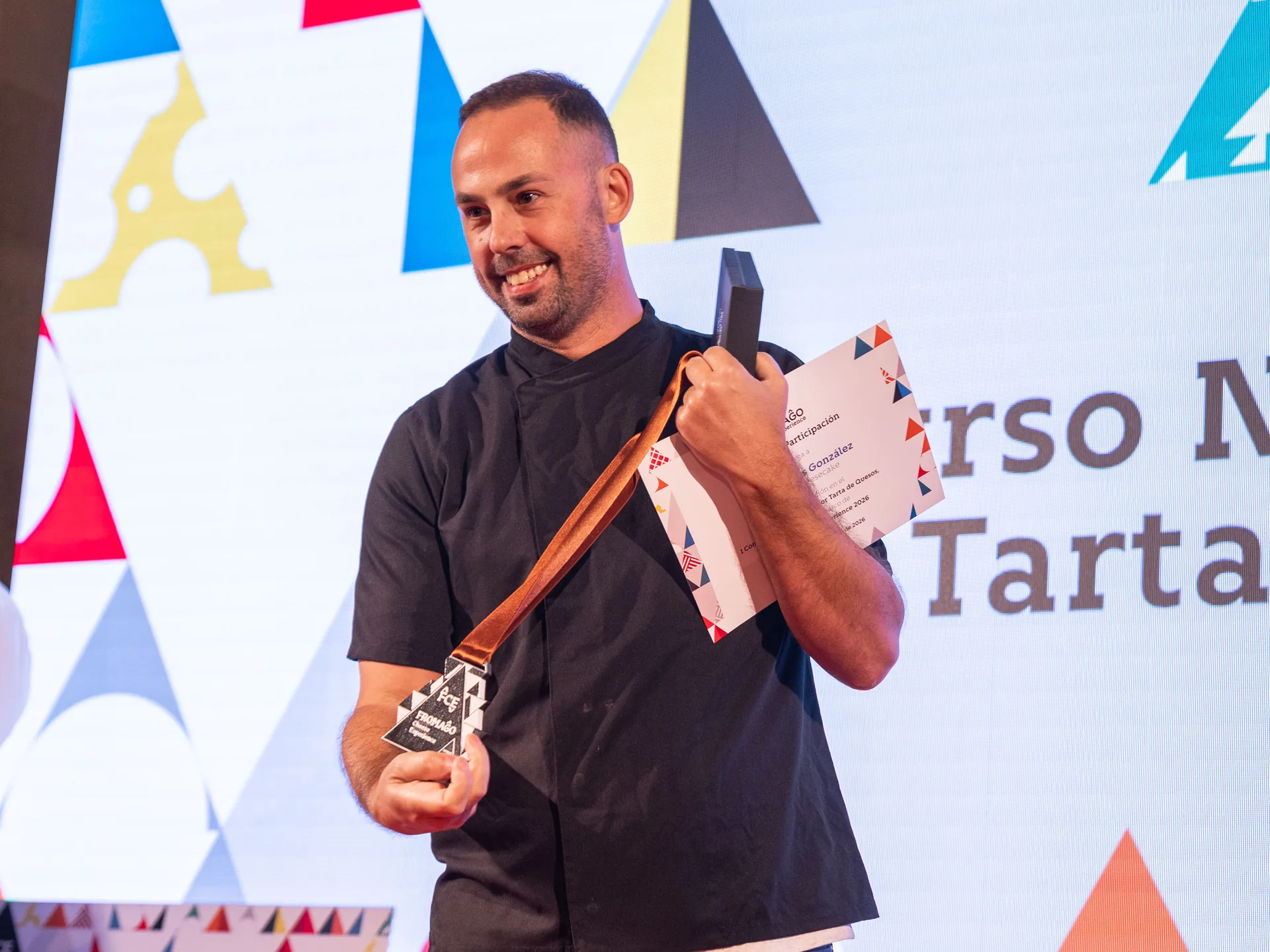 Rayco Vargas, de Varguita Cheesecake, con la medalla del 3er premio a la Mejor Tarta de Queso de España 2026 en FROMAGO (Zamora)